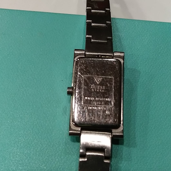 Guess ladies watch water resistant - Picture 4 of 6